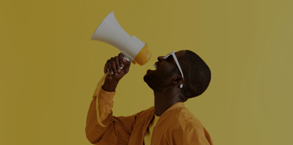 Hombre con un altavoz anunciando algo