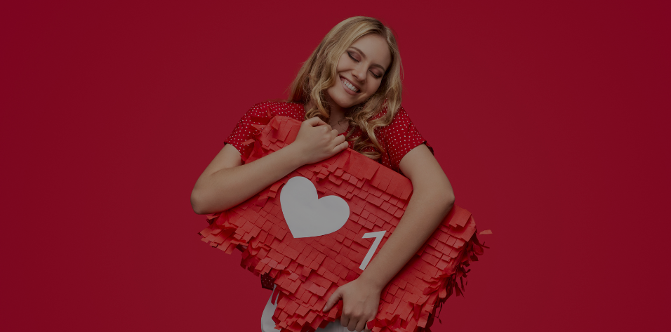 Mujer abrazando un corazon con un like
