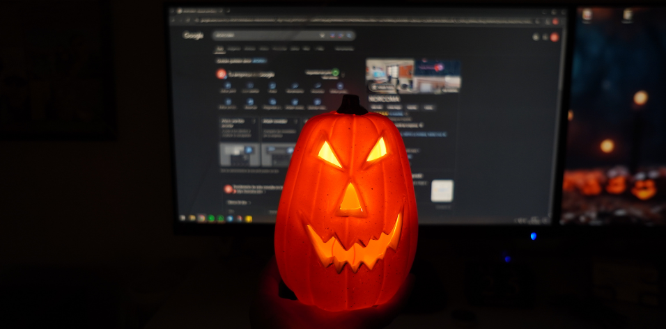Calabaza de Halloween y monitor de ordenador con Google.